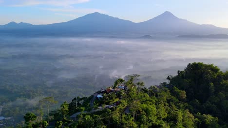 Luftaufnahme-Des-Menoreh-Hügels-Und-Der-Umliegenden-Berge-In-Zentral-Java,-Indonesien