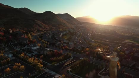 Impresionante-Toma-Aérea-De-La-Puesta-De-Sol-En-Draper-Utah-Y-El-Templo-Mormón-Lds