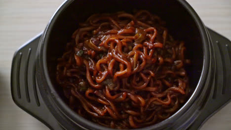 espagueti negro coreano o fideos instantáneos con salsa de soja chajung asada - estilo de comida coreana