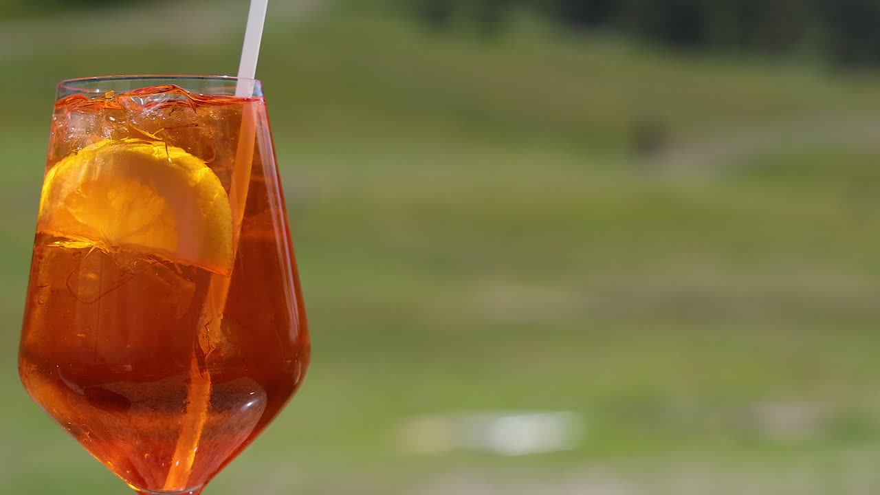 이탈리아 피에몬테에서 얼음과 함께 레몬 음료