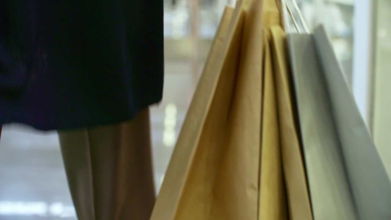 쇼핑 센터에서 옷을 구입하는 것