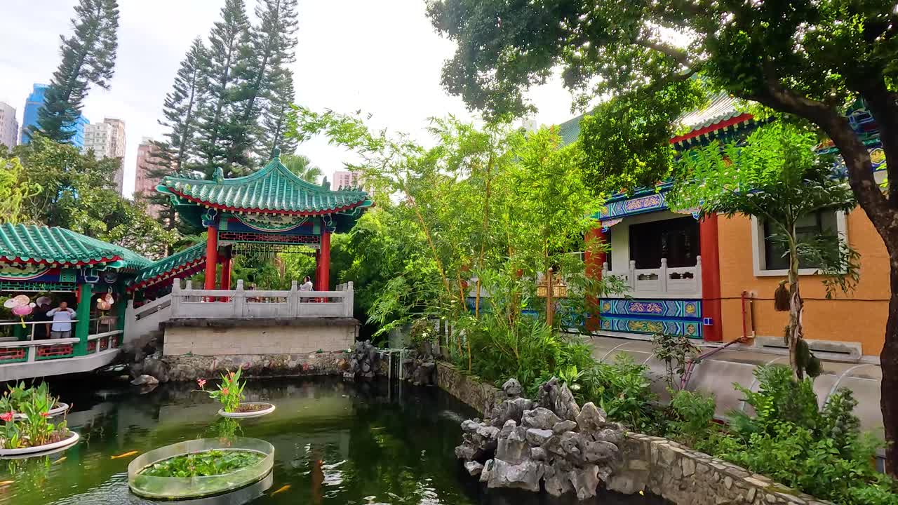 pacífico jardín del templo chino con estanque y pagodas