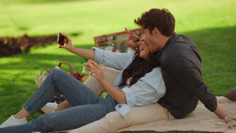 Chica-Y-Chico-Juguetones-Divirtiéndose-En-El-Parque.-Linda-Pareja-Tomando-Selfie-Al-Aire-Libre