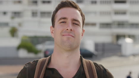 retrato de un joven confiado, un turista sonriente, disfrutando de unas vacaciones exitosas, un estilo de vida independiente, un estudiante de sexo masculino, viajes de verano, cámara lenta.