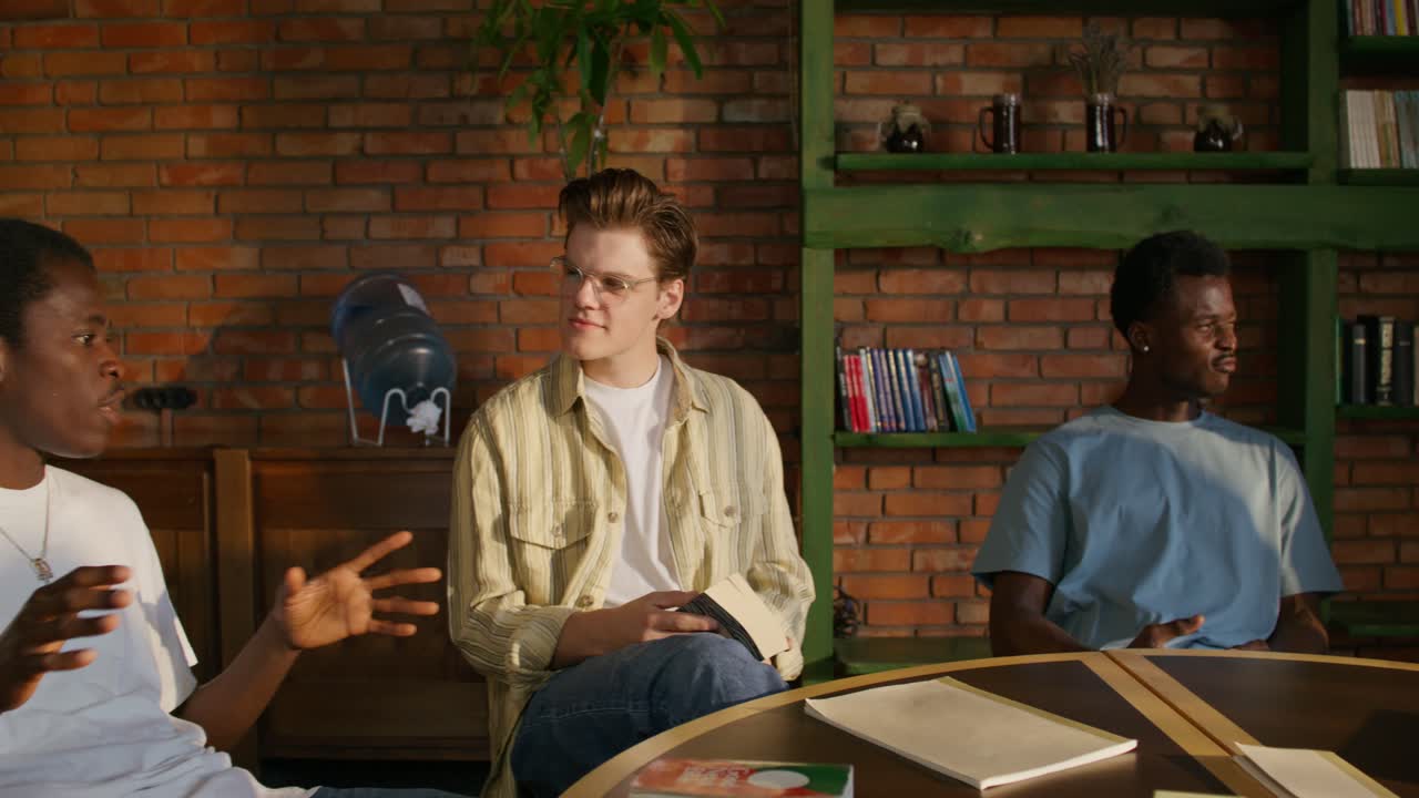 카페에서 공부하는 다양한 그룹