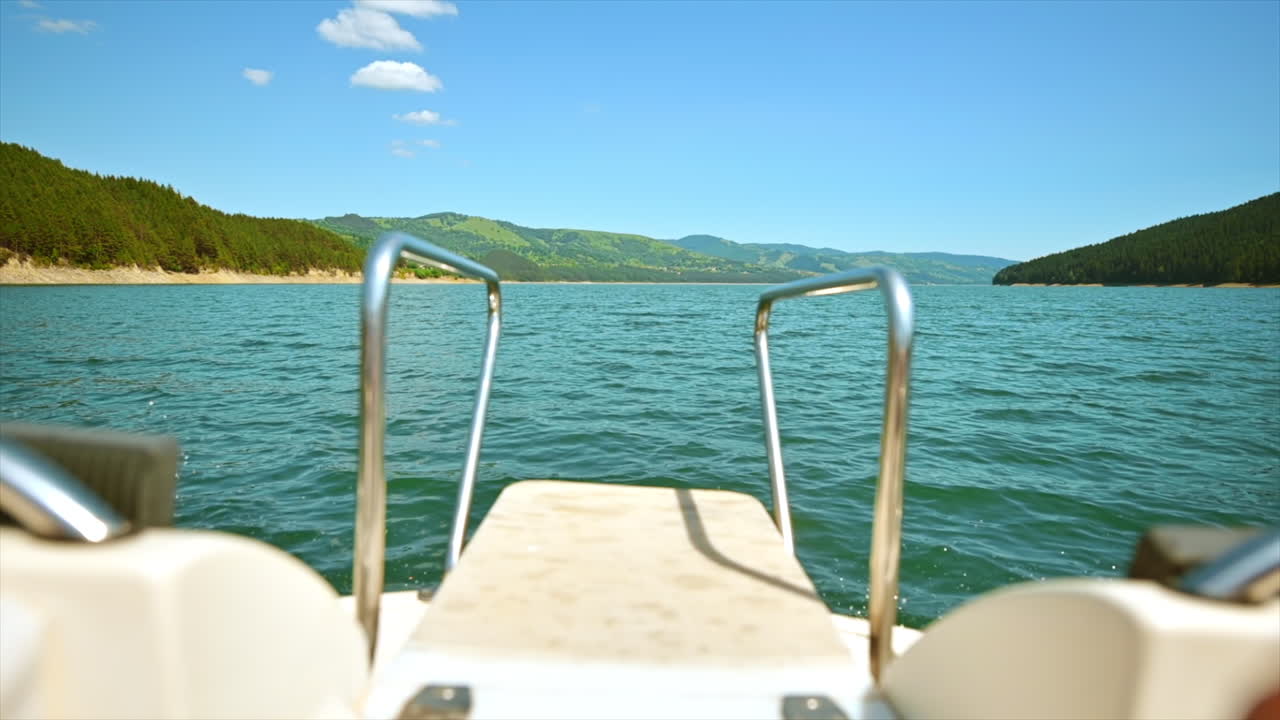 ルーマニアのカルパティア山脈の谷にあるイズヴォルル・ムンテルイ湖に浮かぶボート。スローモーション。