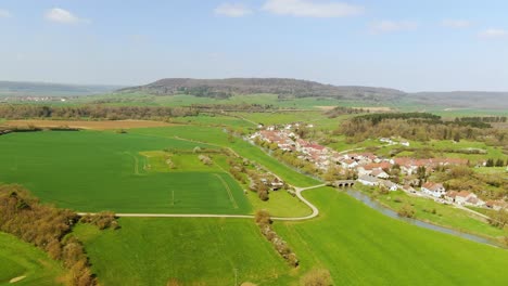 Luftaufnahme-Der-Stadt-In-Der-Farm