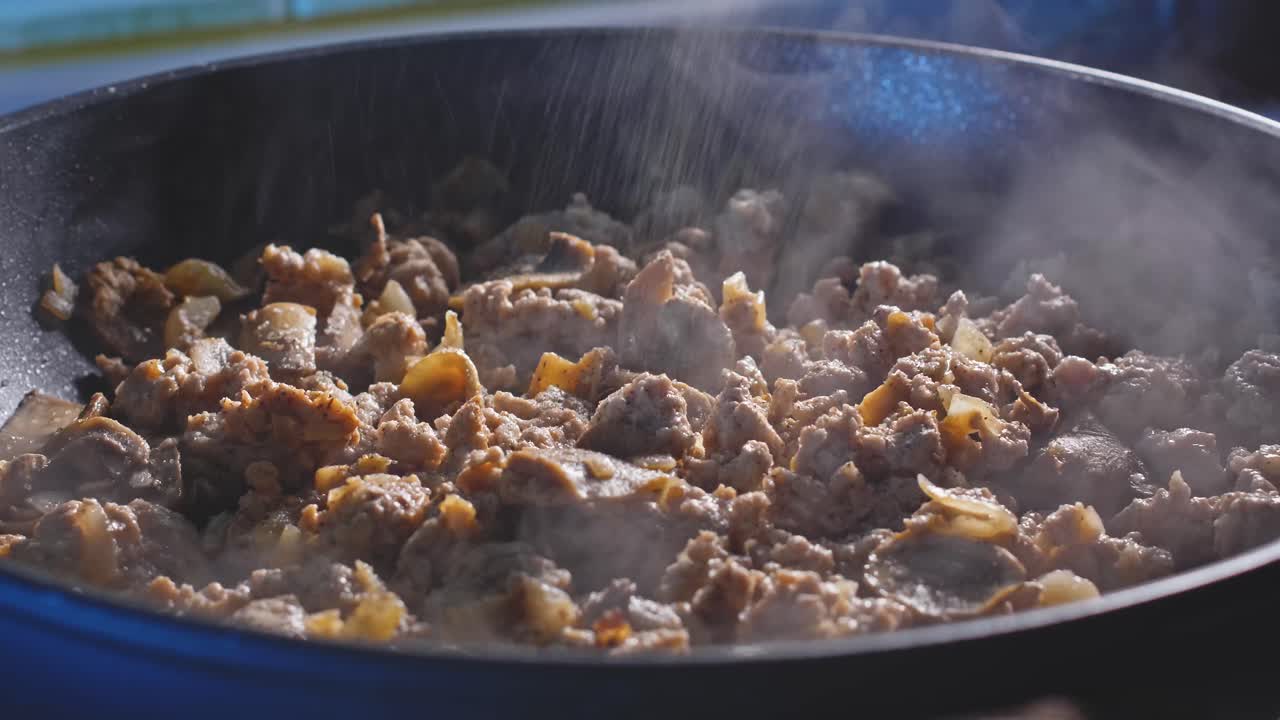 버섯과 파슬리로 채우는 칠면조 퀘사디아 요리