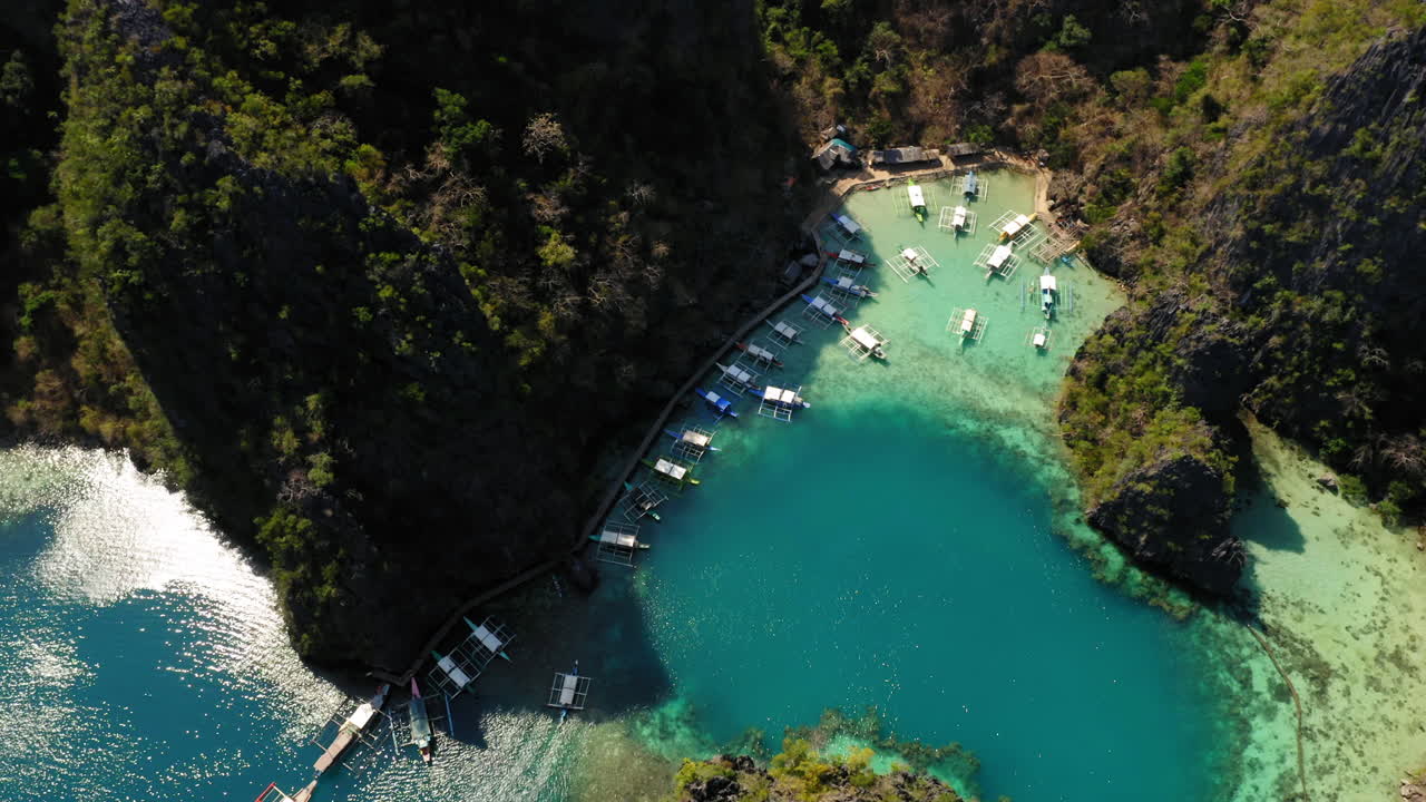 Barche a ragno parcheggiate nella Laguna Blu, vista aerea a Coron, Palawan, Filippine