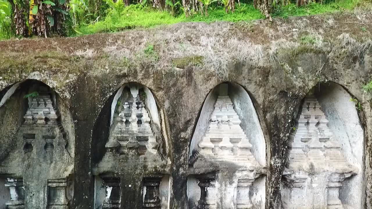 drone volando y revelando el templo gunung kawi en bali, indonesia
