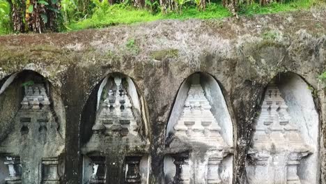 Drone-flying-up-and-revealing-Gunung-Kawi-Temple-in-Bali,-Indonesia