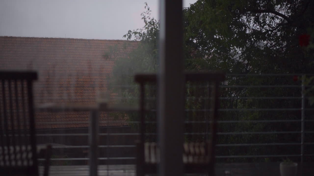 외부 폭풍 - 빗방울이 우리 테라스에 떨어지고 있습니다.