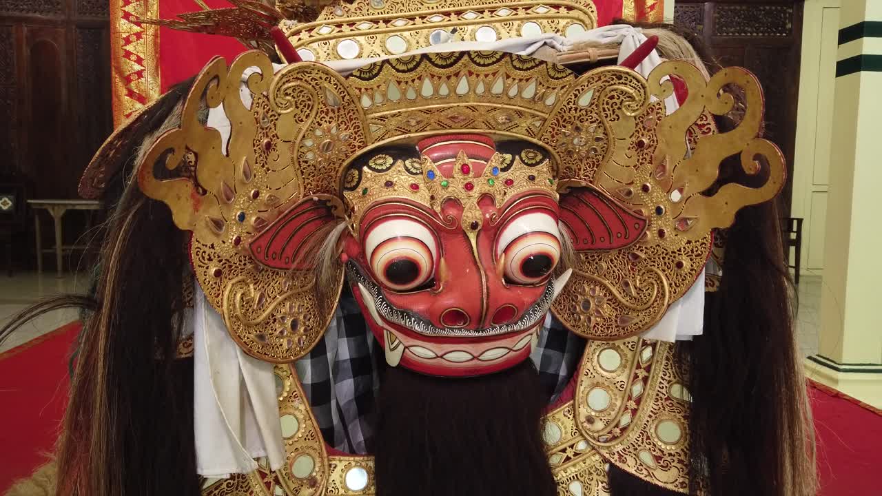 Bidikan Close-up Barong, Makhluk Mistik Hindu Bali, Penyamaran Hewan Sakral, Bali, Indonesia