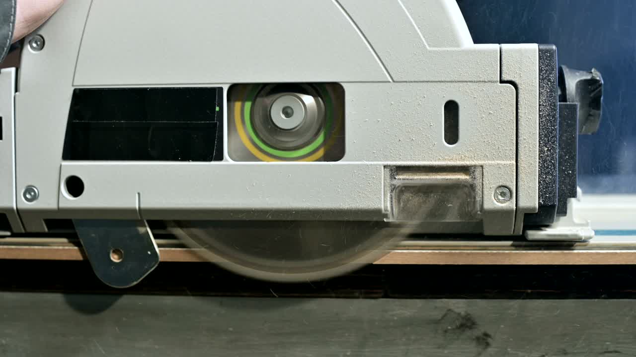 클로즈업 원형 은 판 판의 가장자리에 있습니다.