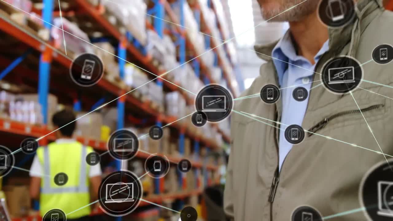 animación de la red de iconos en caucásico supervisor masculino senior escribiendo en el clipboard en el almacén