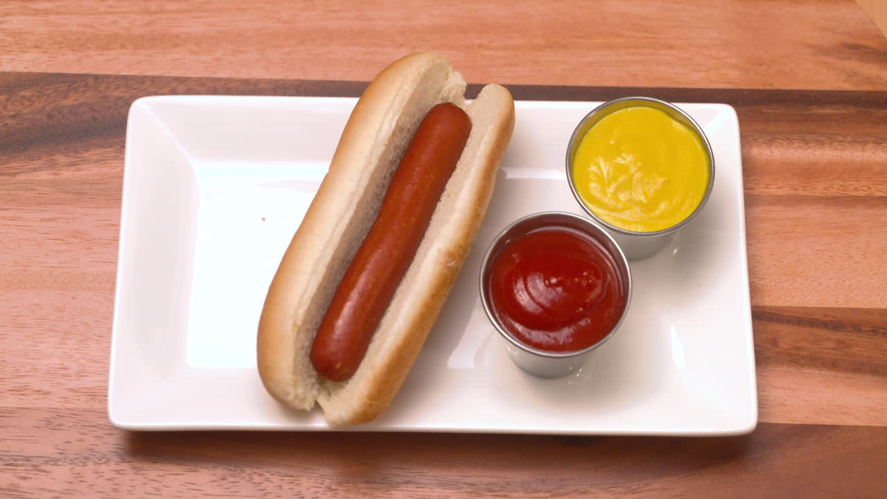 접시에서 핫도그를 꺼내는 손