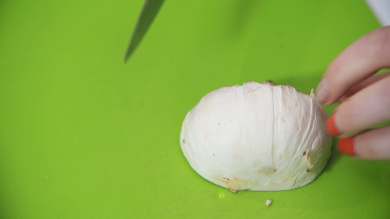 нарезка ломтиками грибов на кухне для приготовления пищи 4