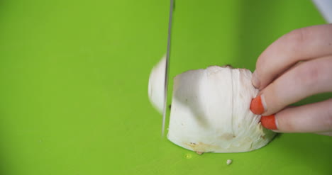 cortar rebanar champiñones en la cocina para cocinar 4