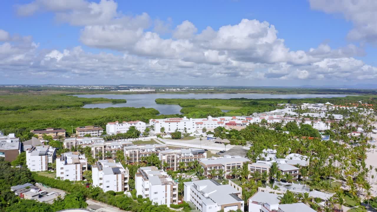 카리브 해안의 래디슨 블루 푼타 카나와 라구나 바바로의 공중 전망