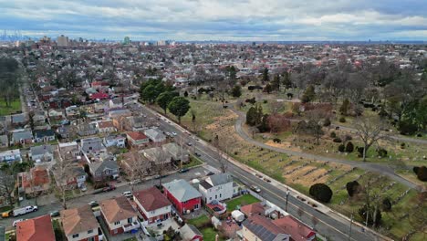 Luftvorwärtsflug-über-Queen-District-Und-Friedhof-An-Sonnigen-Tagen-In-New-York-City