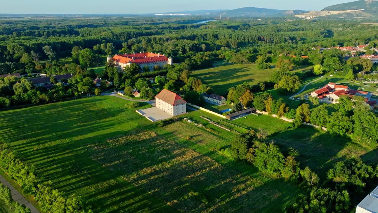 Ilmakuva Carnuntumin linnasta, roomalaisesta legioonalaislinnoituksesta Itävallassa.