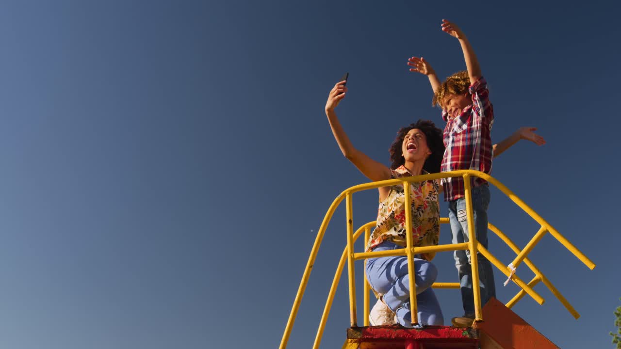 Madre e figlio che si divertono al parco giochi