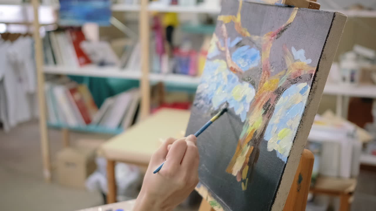 예술가 가 나무 의 그림 을 그린다