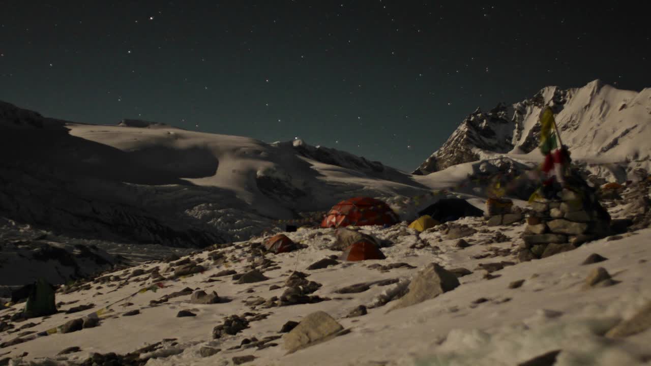 tiendas de campaña en el campamento base cuando la luna se pone el campamento se oscurece