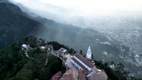 Majestätische-Ansichten-Des-Zentrums-Von-Bogotá-Von-Monserrate,-Luftaufnahmen-Von-Einer-Drohne