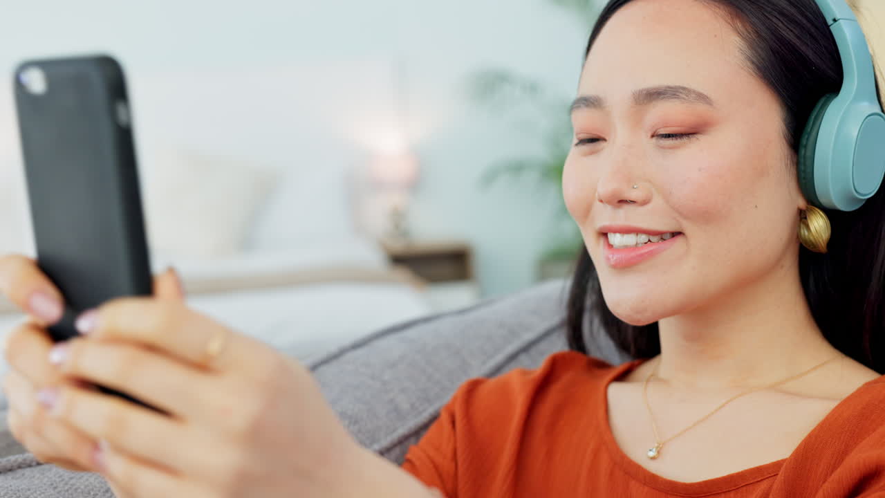 헤드폰, 전화 및 메시지를 입력하는 여성