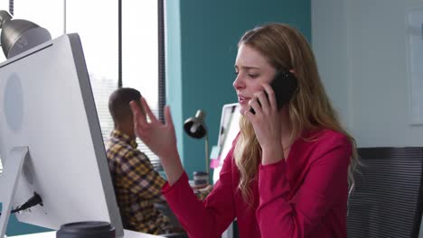 mujer hablando por teléfono en la oficina