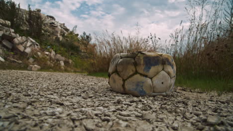 Entleerter-Alter-Fußball,-Der-Auf-Dem-Boden-Liegt