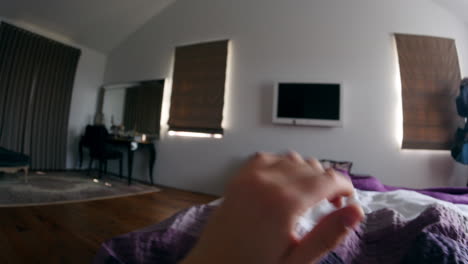 punto de vista del hombre despertando y saliendo de la cama