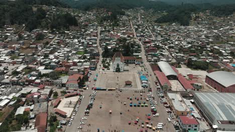 Vista-Aérea-De-La-Iglesia-Y-Plaza-Principal-De-Chamula,-Chiapas,-México