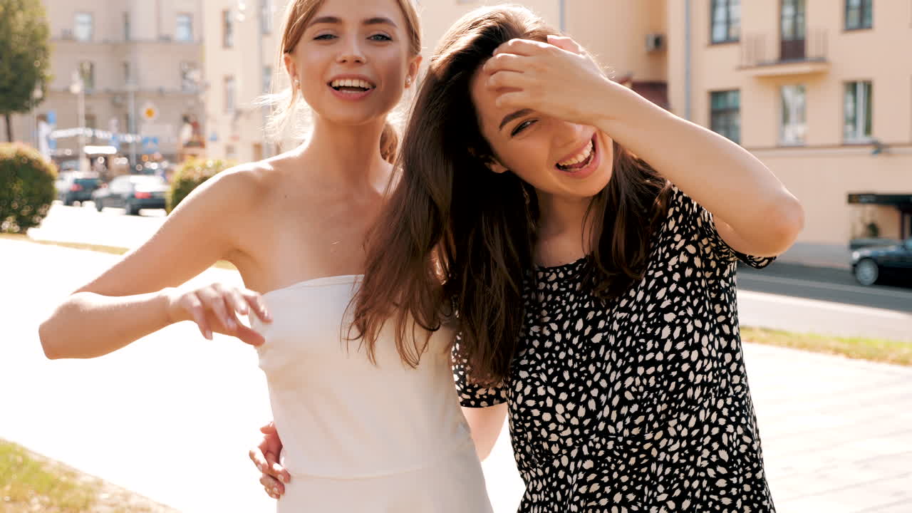 두 명의 행복한 친구들이 야외에서 포즈를 취하고 있습니다.