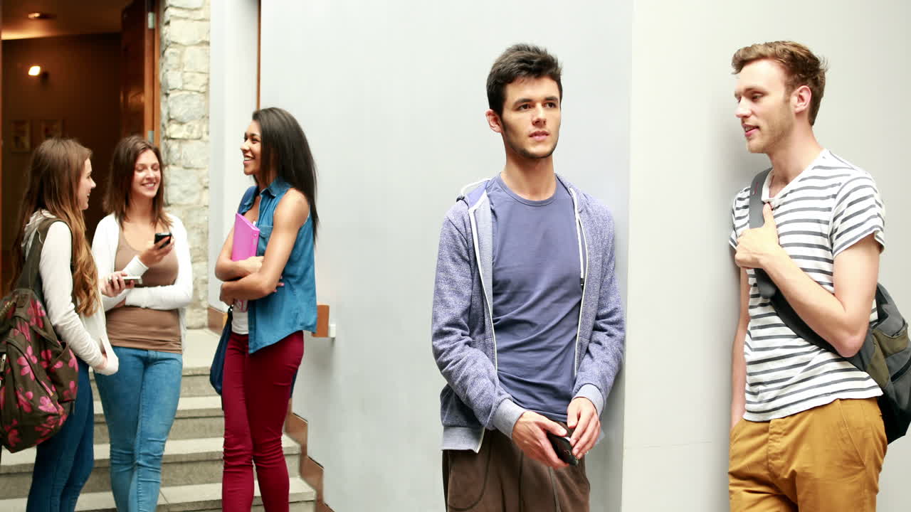 웃는 친구들이 서서 말하고 있습니다.