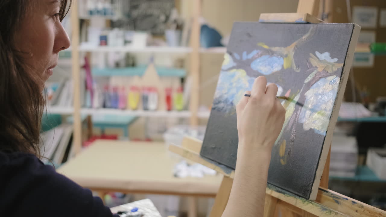 미술 스튜디오 에서 그림 을 그리는 여자