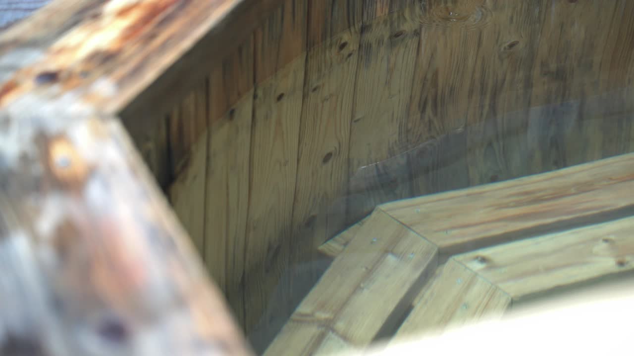 agua cristalina en un jacuzzi de madera a leña en un spa de campamento de lujo