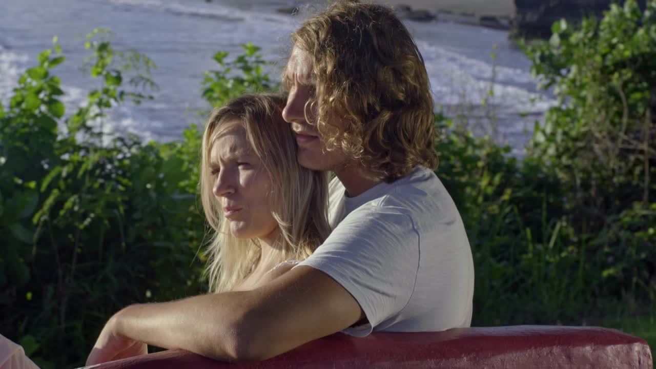 пара наслаждается солнечным днем в отпуске