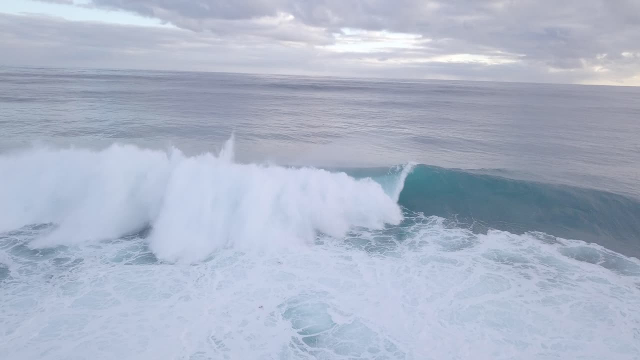 grandes olas y un estado de mar activo en el océano índico frente a la costa de australia occidental