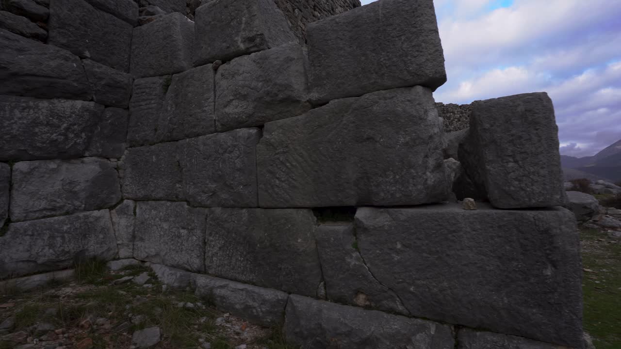 Muratura nelle fondamenta del Castello di Lezha, custode dei segreti di battaglie di tempi lontani, silenziosi guardiani della storia