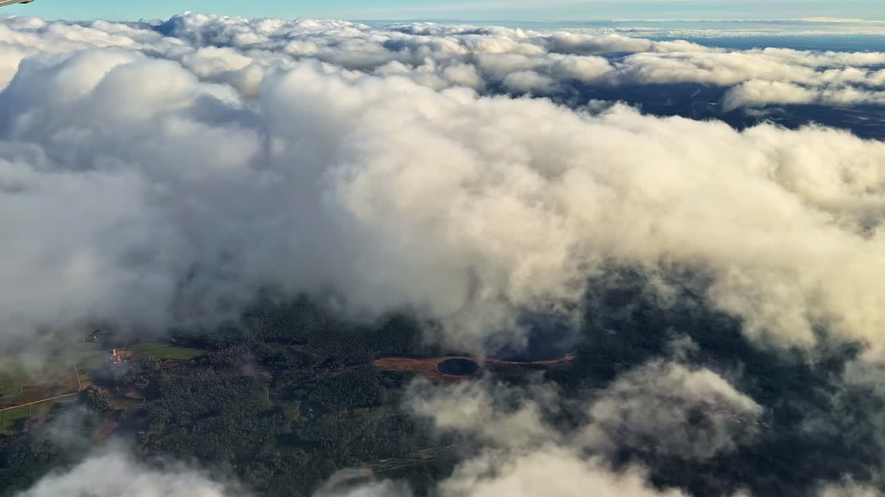 Vista aerea sopra le nuvole che mostra il territorio di Riga, in Lettonia