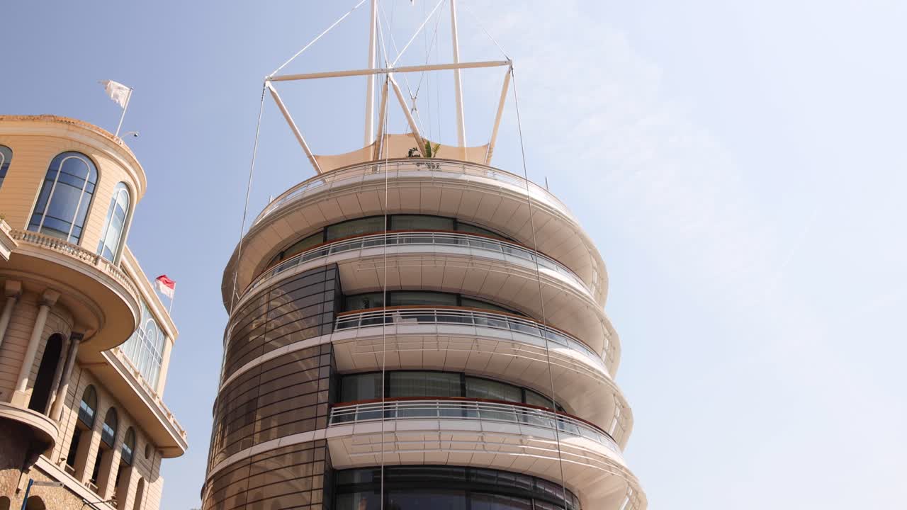 un edificio moderno con asientos al aire libre