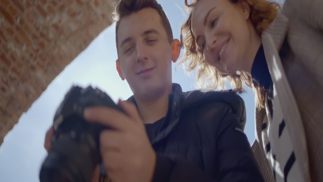 젊은 친구 들 이 야외 에서 사진 을 찍고 있다