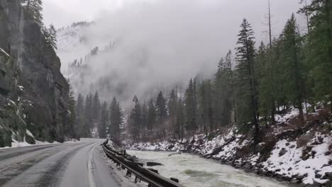 Cascade-Mountain-Pass-to-Leavenworth,-Washington---A-beautiful-Bavarian-styled-alpine-village-covered-in-snow---Driving-into-the-snow-storm