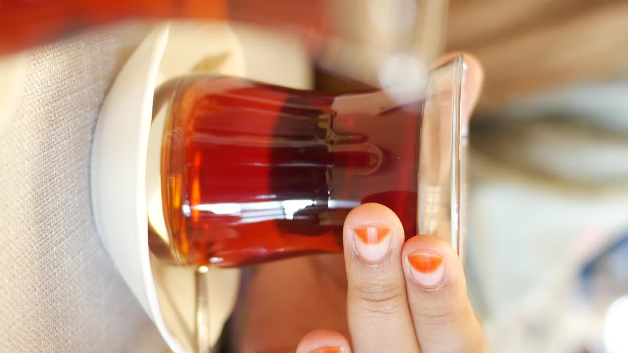 유리 컵에 넣은 터키 차