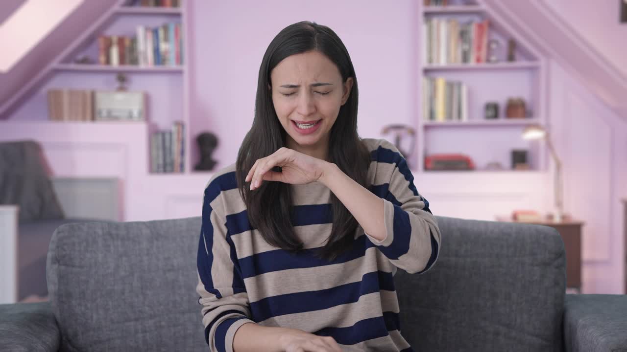 疲れていて眠っているインド人女の子がく