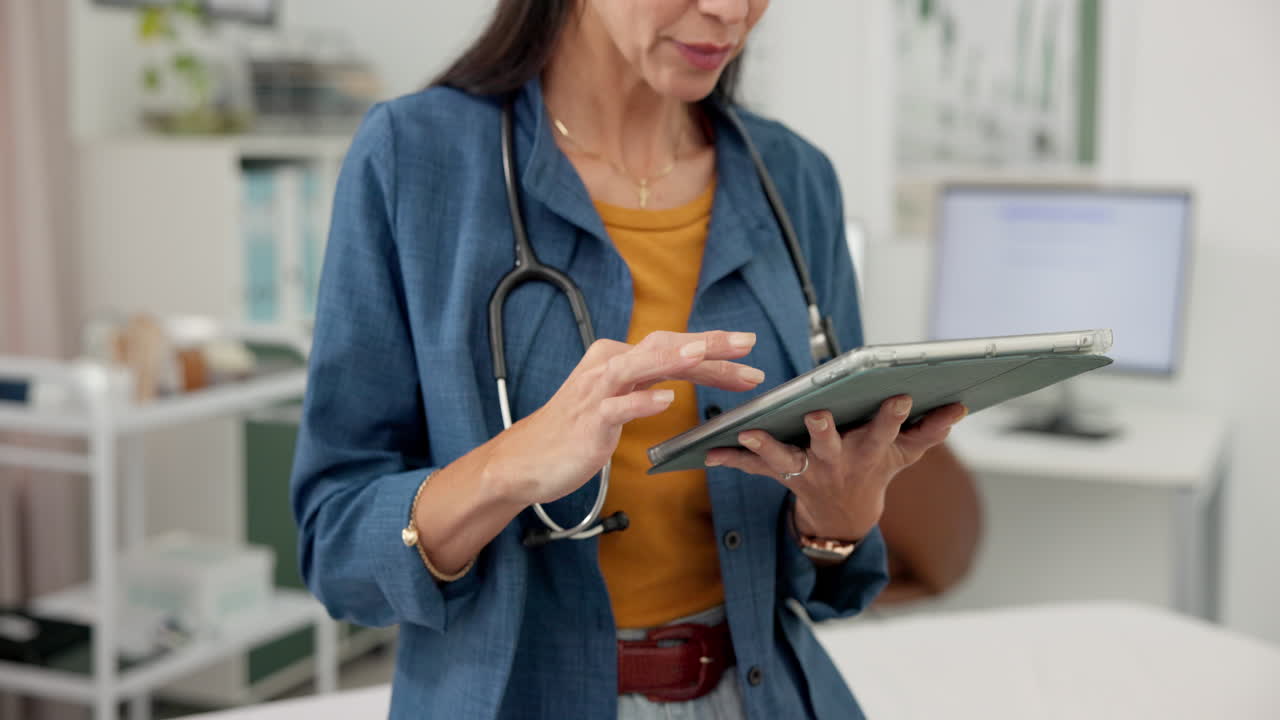 Dottoressa professionista che utilizza un tablet digitale in clinica