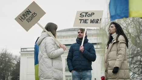 grupa kaukaskiej młodzieży tuż przed uliczną demonstracją przeciwko wojnie na ukrainie.