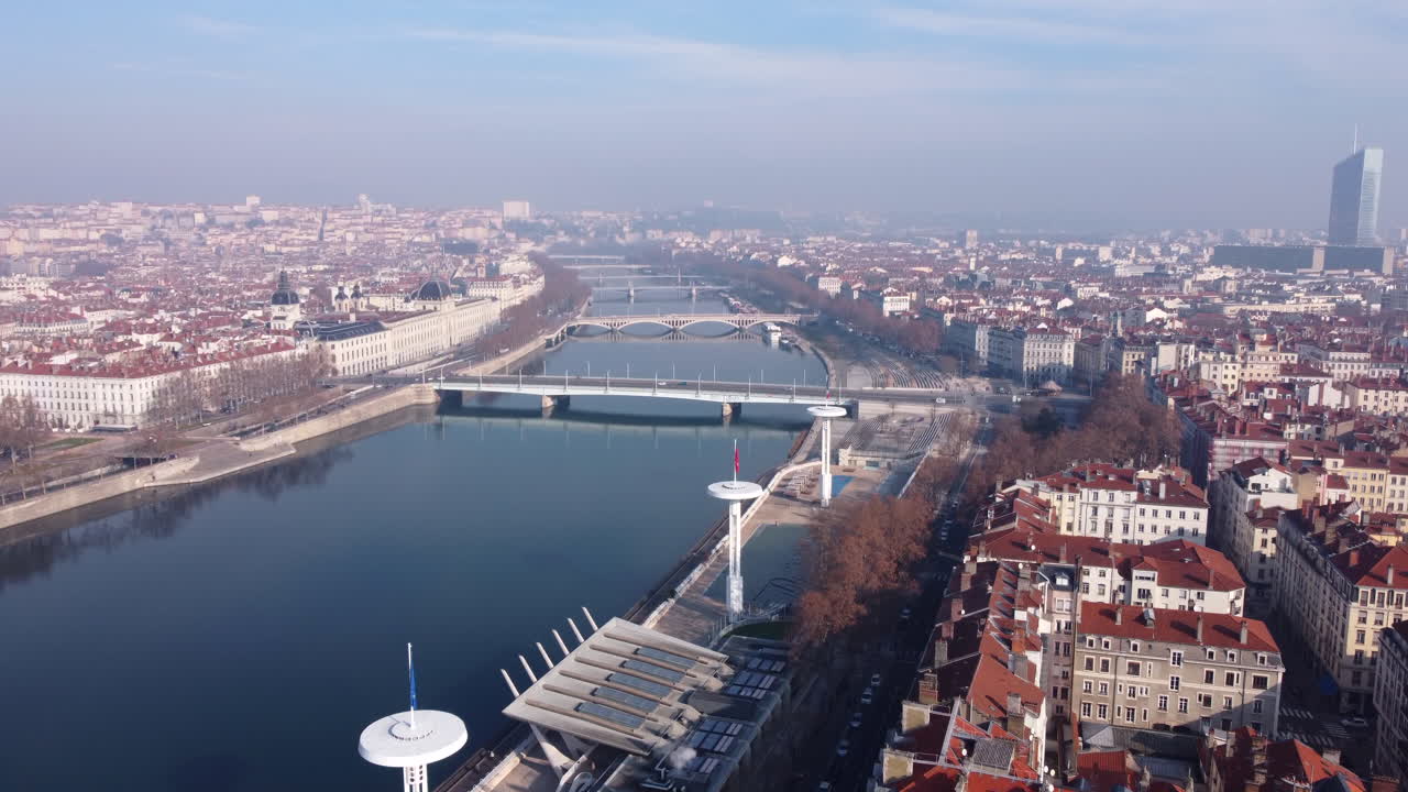 inclinación aérea sobre el río saone cruzando la ciudad de lyon durante el día
